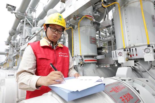 6月30日，國家電網工作人員在寧波500千伏甬港變進行投運啟動操作。