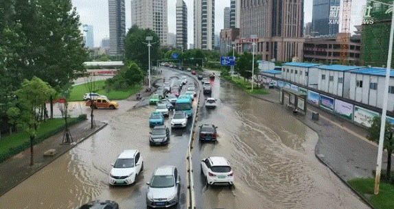 ▲受暴雨影響,江西省南昌市區多處出現內澇,道路被淹。圖片來源:新華網客戶端