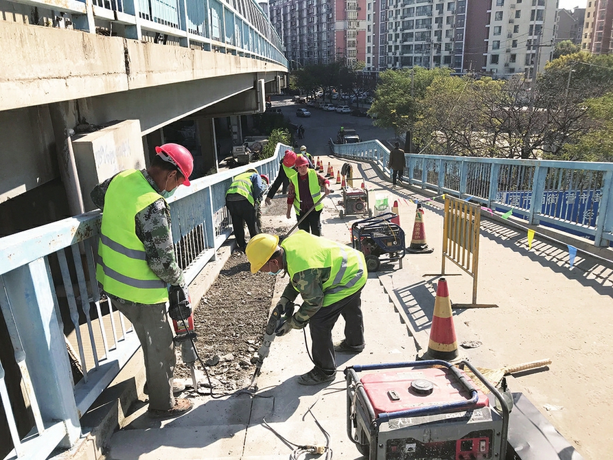 階改坡 路更暢 經(jīng)六路跨鐵路橋通車16年后，輔道進(jìn)行大改造上行方向左半幅階梯改坡道，下行方向新建坡道